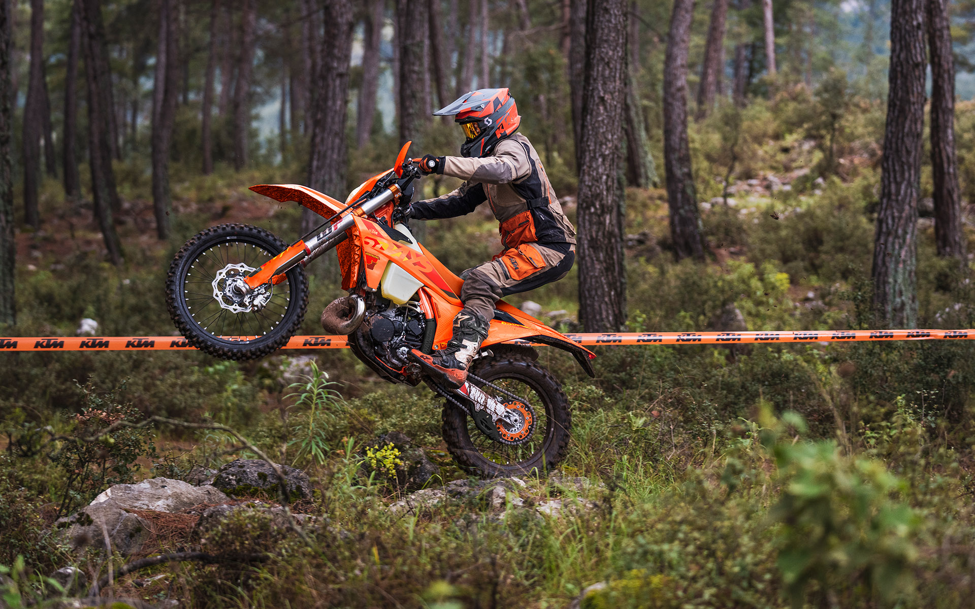 KTM Enduro 250 EXC SIX DAYS 2025 photo KTM Enduro 250 EXC SIX DAYS 2025 photo