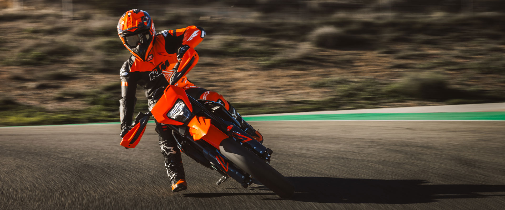KTM Supermoto 690 SMC R 2026 photo